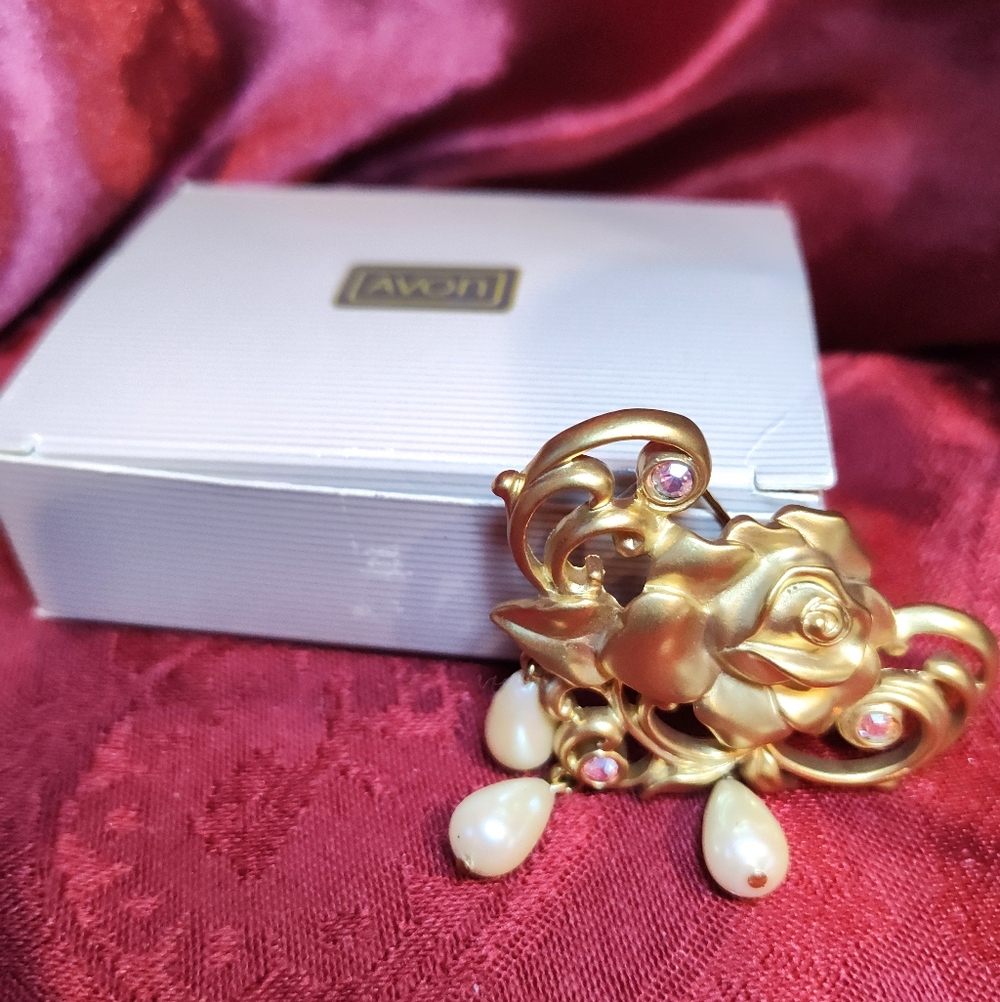 Vintage New Avon Matte Gold Tone Rose Brooch w/Dangling Pearl Drops & AB Stones - Picture 3 of 6